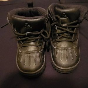Nike boys Woodside 2 high boots size 8 toddler